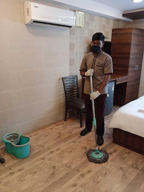 Premium bedding, memory-foam beds, in-room safe, soundproofing - Hotel Orient Palace (Mumbai)
