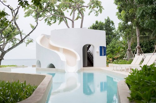 The Che Pool Access Beachfront Condo by Away