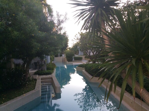 Una piscina al aire libre
