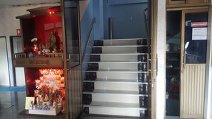 Una escalera con barandilla y una puerta a la derecha.
