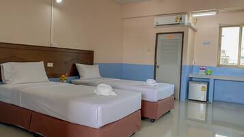 Standard Twin Room | Bureau, rideaux occultants, Wi-Fi gratuit