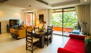 薄型テレビ、DVD プレーヤー