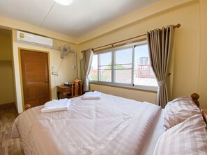 Queen Room  | Meja kerja, ruang kerja ramah laptop, dan tirai kedap cahaya