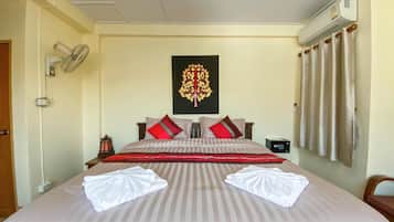 Meja kerja, ruang kerja ramah laptop, dan tirai kedap cahaya