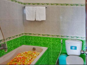 Kostenlose Toilettenartikel, Hausschuhe, Handtücher