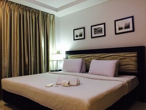 Standard Room | Desk, iron/ironing board, free WiFi - Dragonlink Suites (Makati)