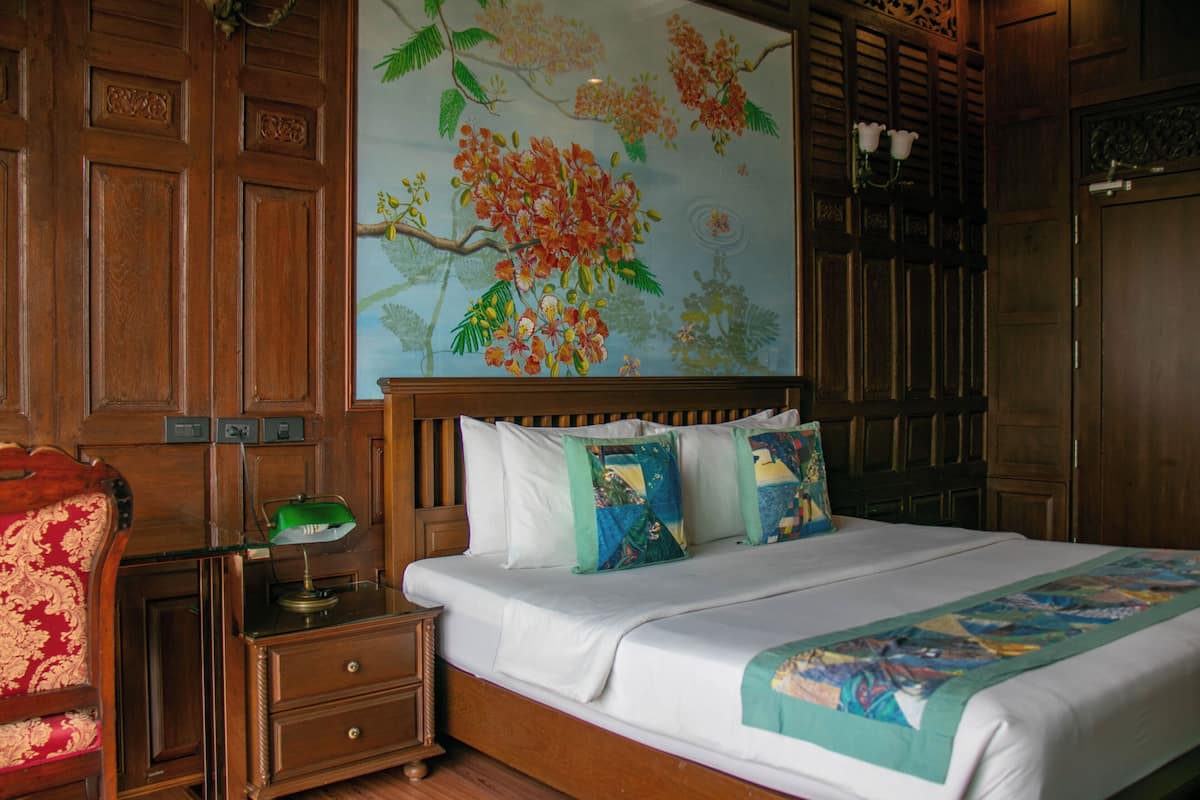 Suite bathtub (Main Building) | 迷你吧、房內夾萬、免費 Wi-Fi