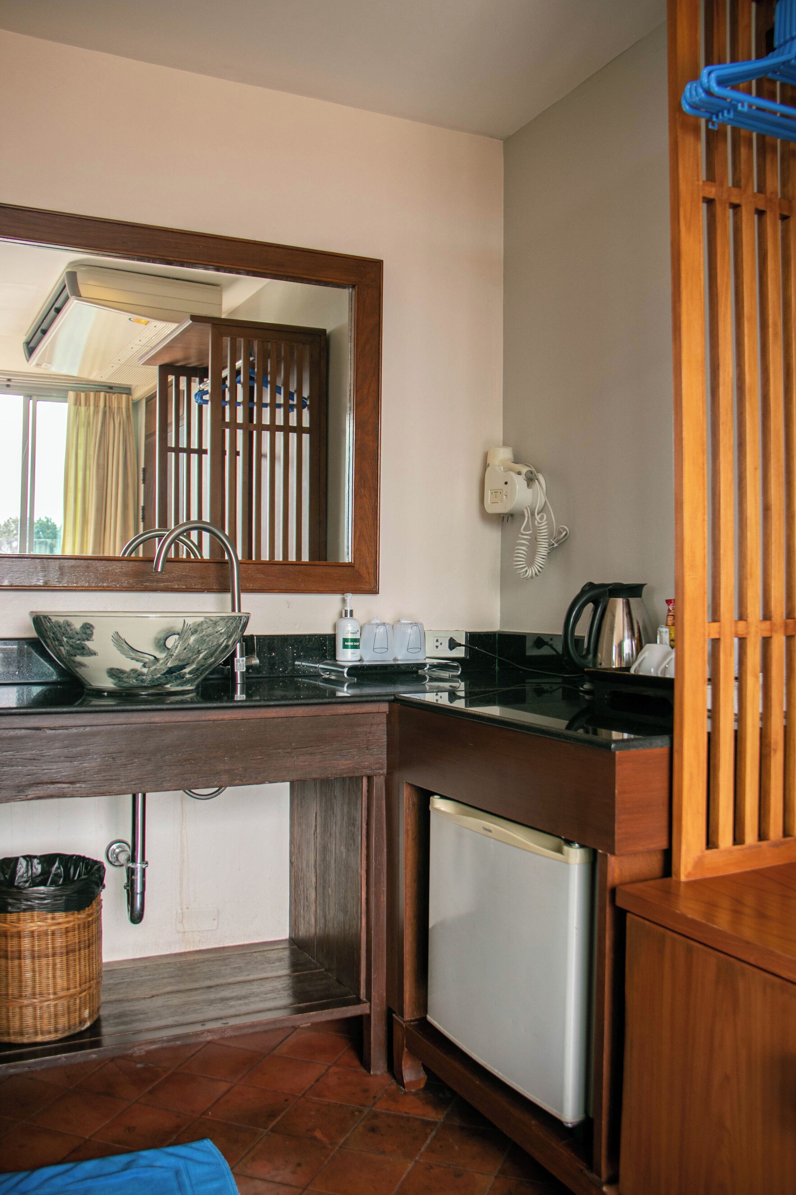 superior room (main building) | room amenity