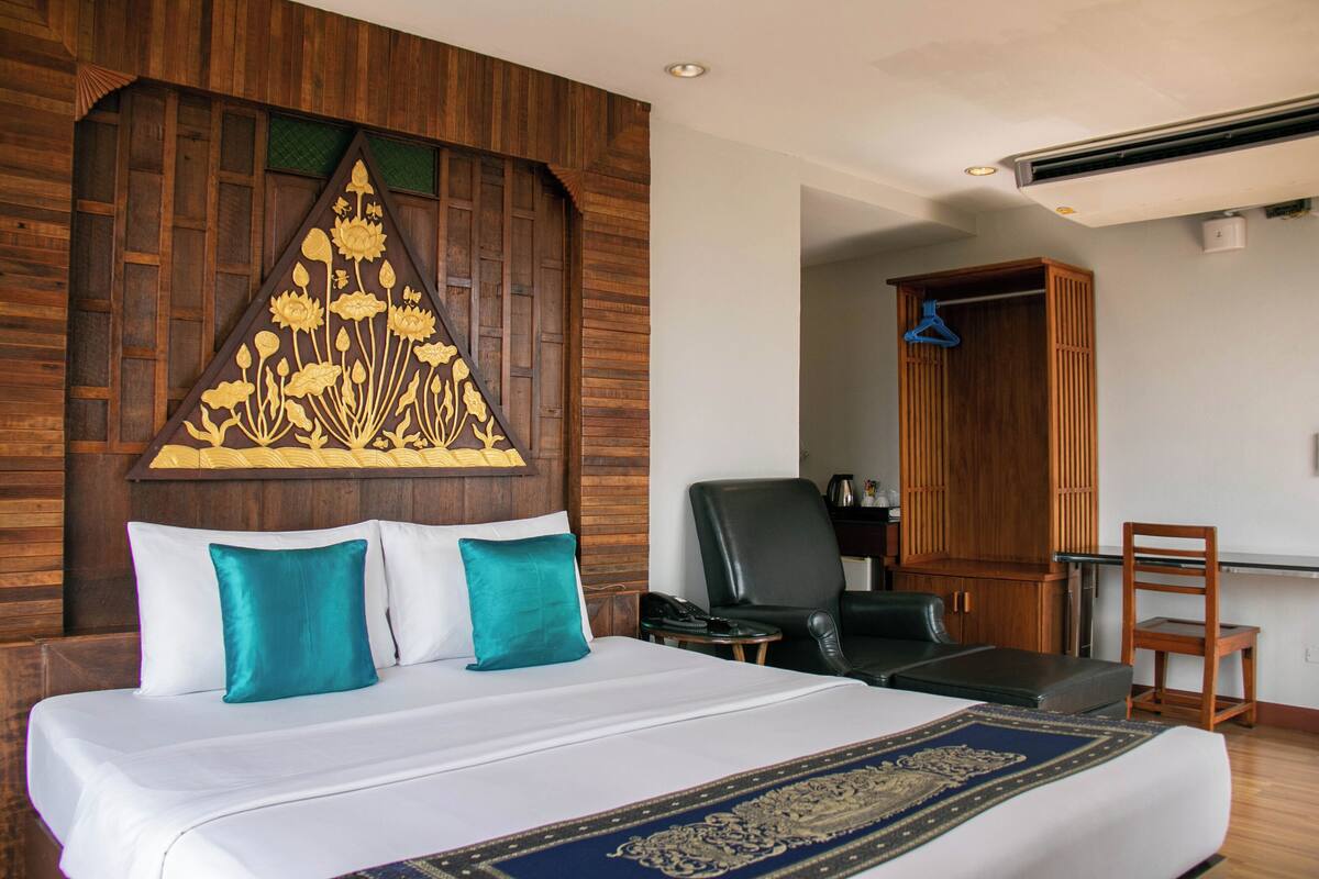 Superior Room (Main Building) | 迷你吧、房內夾萬、免費 Wi-Fi
