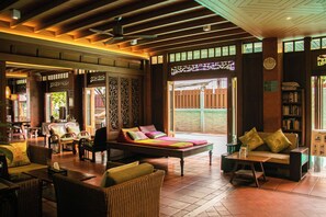 Lobby sitting area - Lamphu Tree House Boutique Hotel (Bangkok)