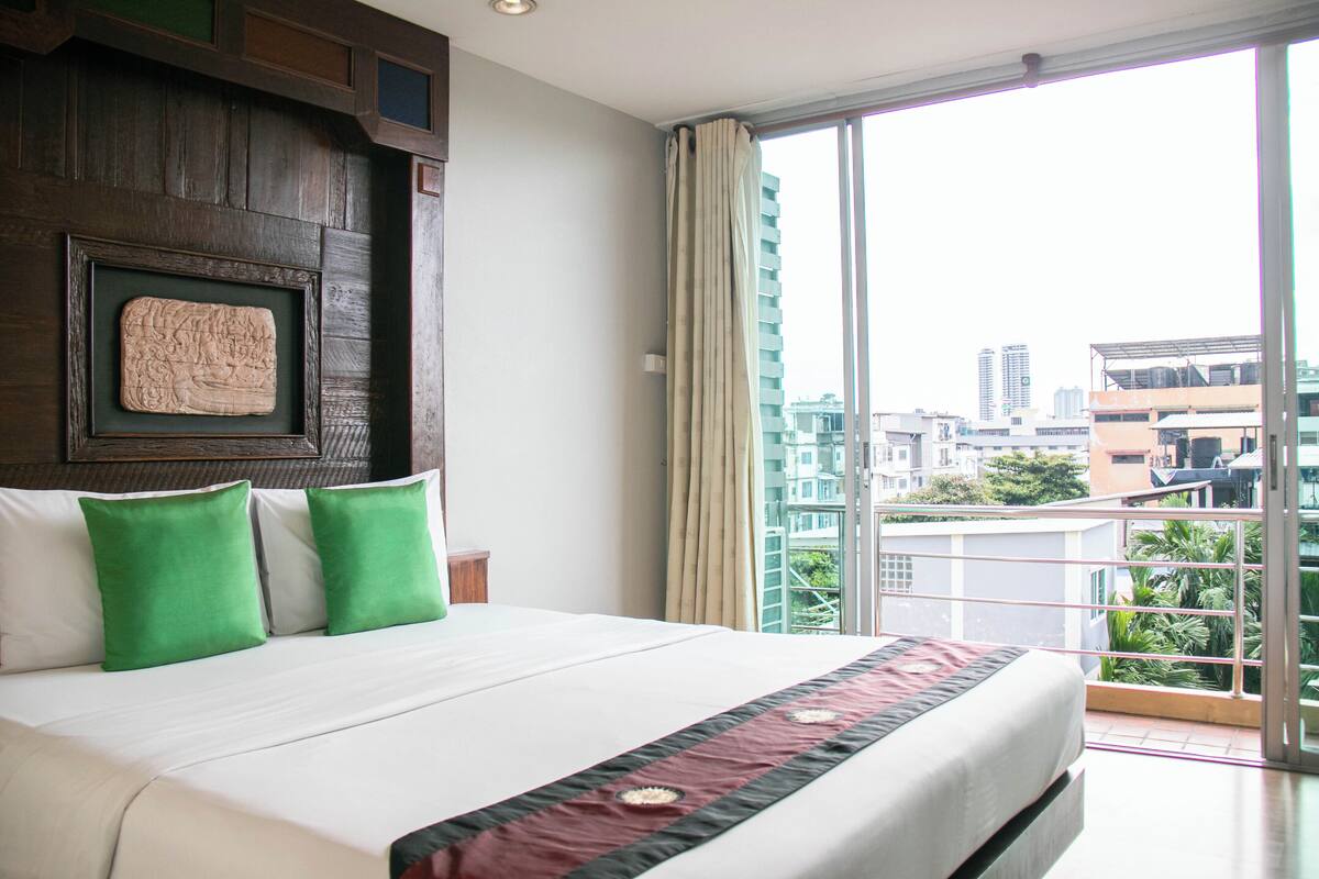 Deluxe Room (Main Building) | 迷你吧、房內夾萬、免費 Wi-Fi