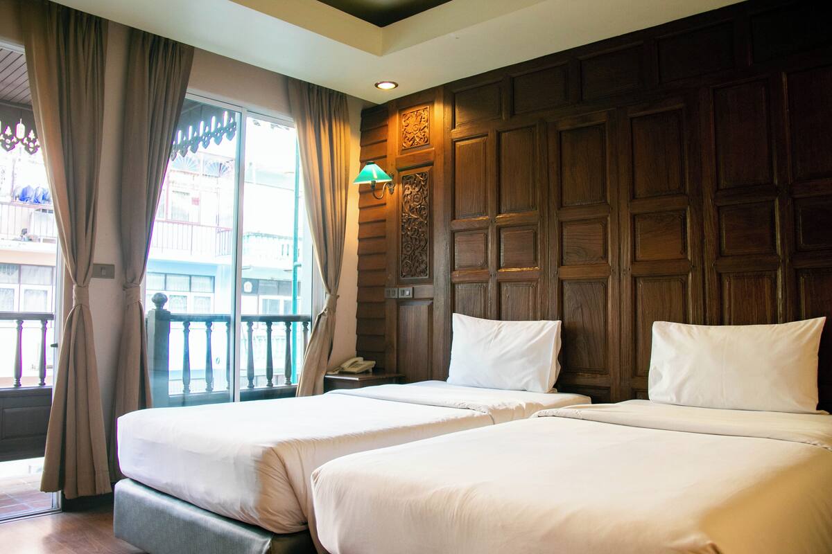 Deluxe Twin Room (Second Building) | 迷你吧、房內夾萬、免費 Wi-Fi