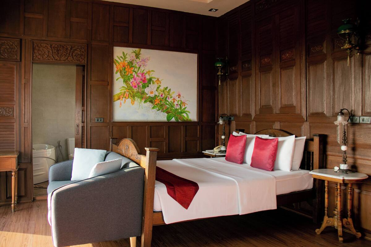 Lamphu Tree Suite (Main Building) | 迷你吧、房內夾萬、免費 Wi-Fi