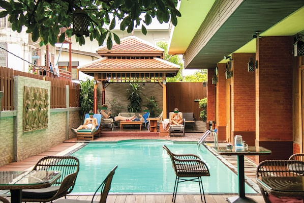 Piscine extérieure, chaises longues