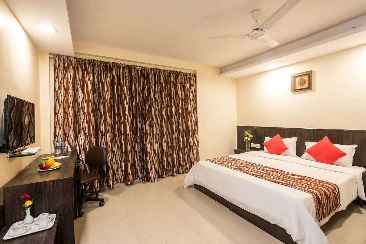 Executive Room, 1 King Bed | In-room safe, soundproofing, free WiFi, wheelchair access