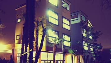 Bagian depan properti - sore/malam