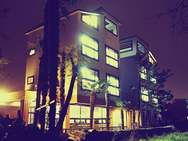 Voorkant accommodatie - avond/nacht