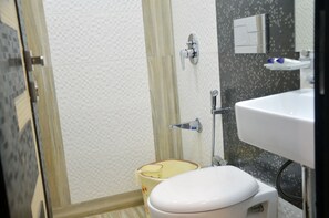 Standardzimmer | Badezimmer | Dusche, kostenlose Toilettenartikel, Handtücher