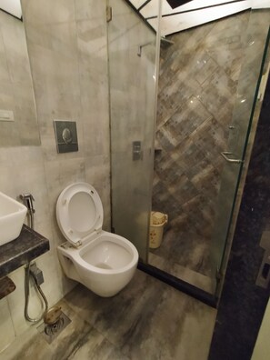 デラックス ルーム | バスルーム | シャワー、バスアメニティ (無料)、タオル