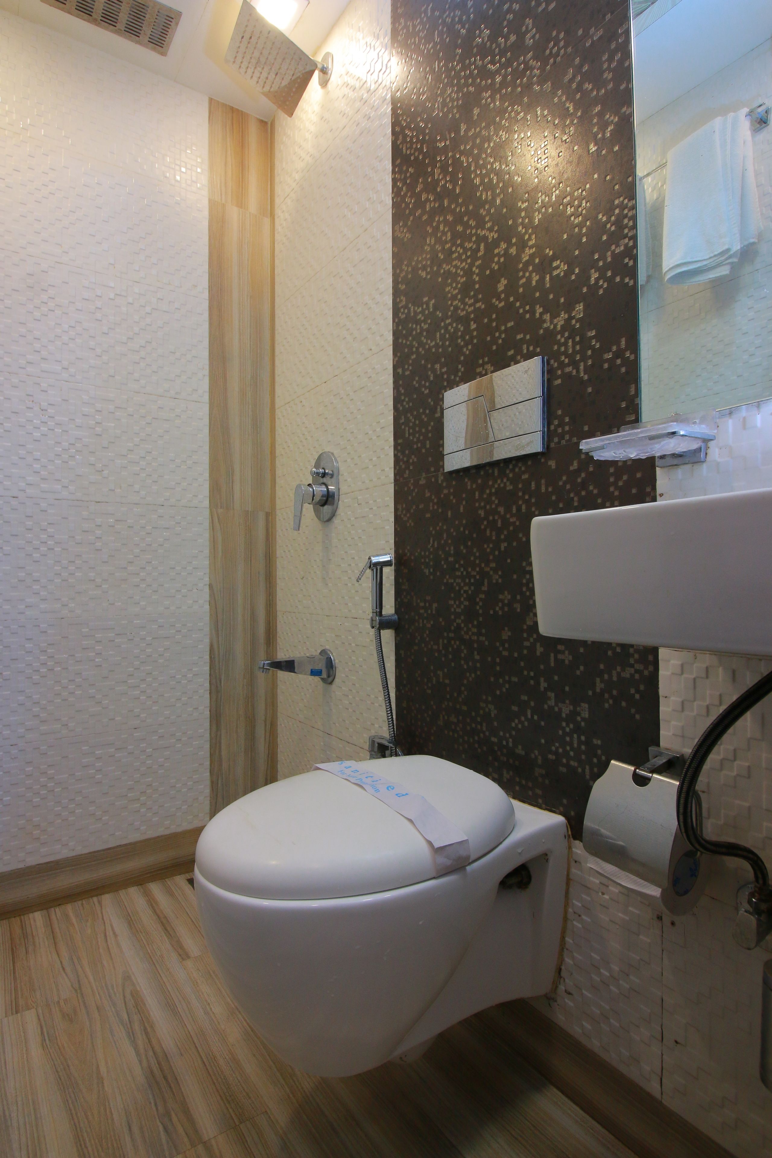 Un baño con inodoro, ducha y lavamanos.