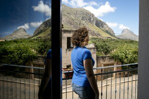 A balcony with a view of a mountainous landscape. - Triskell Camere & Relax (San Vito Lo Capo)