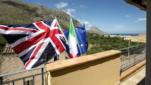 A balcony with flags of the UK, Italy, and the EU. - Triskell Camere & Relax (San Vito Lo Capo)