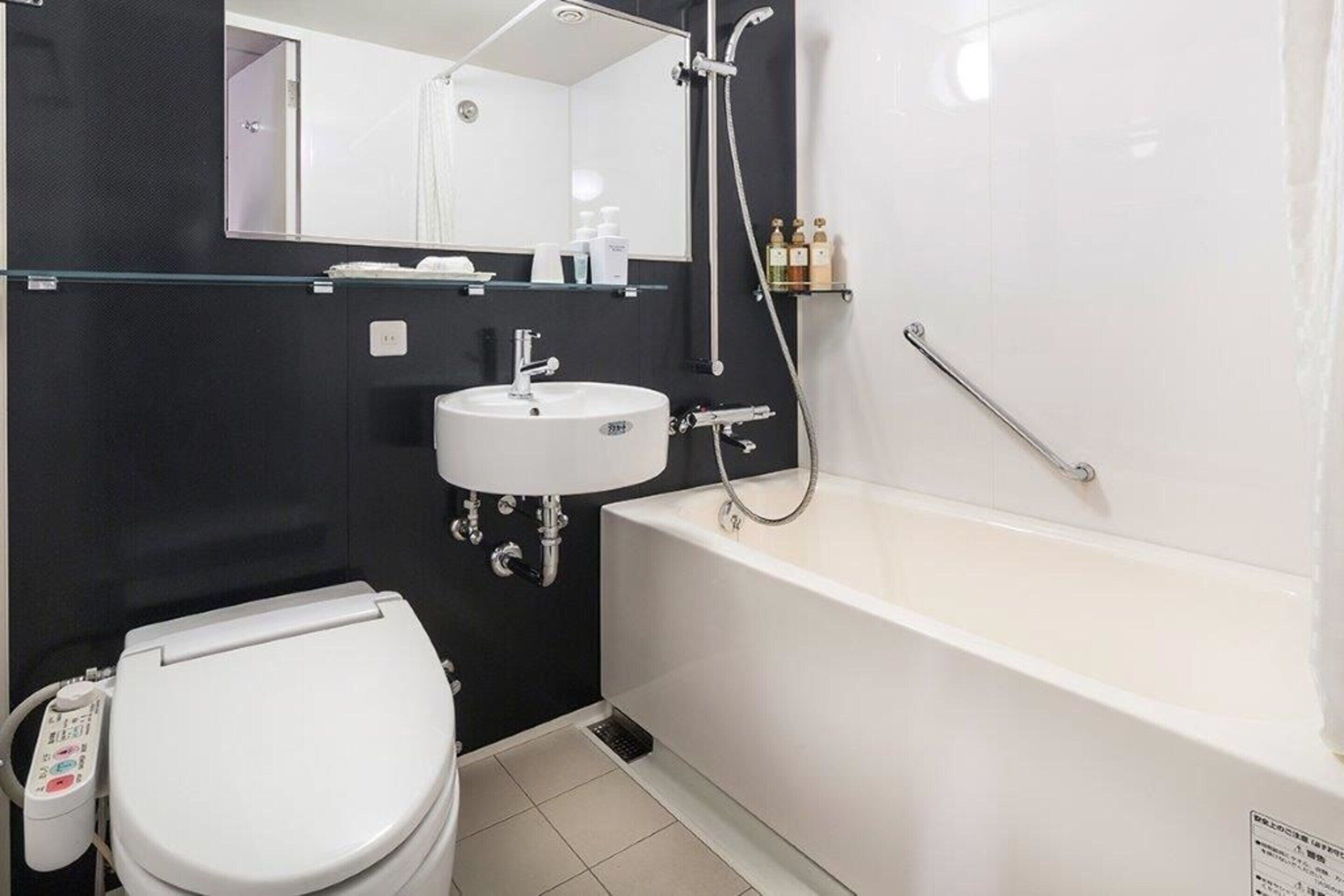 Kombinert dusj/badekar, toalettartikler (inkludert), hårføner og tøfler