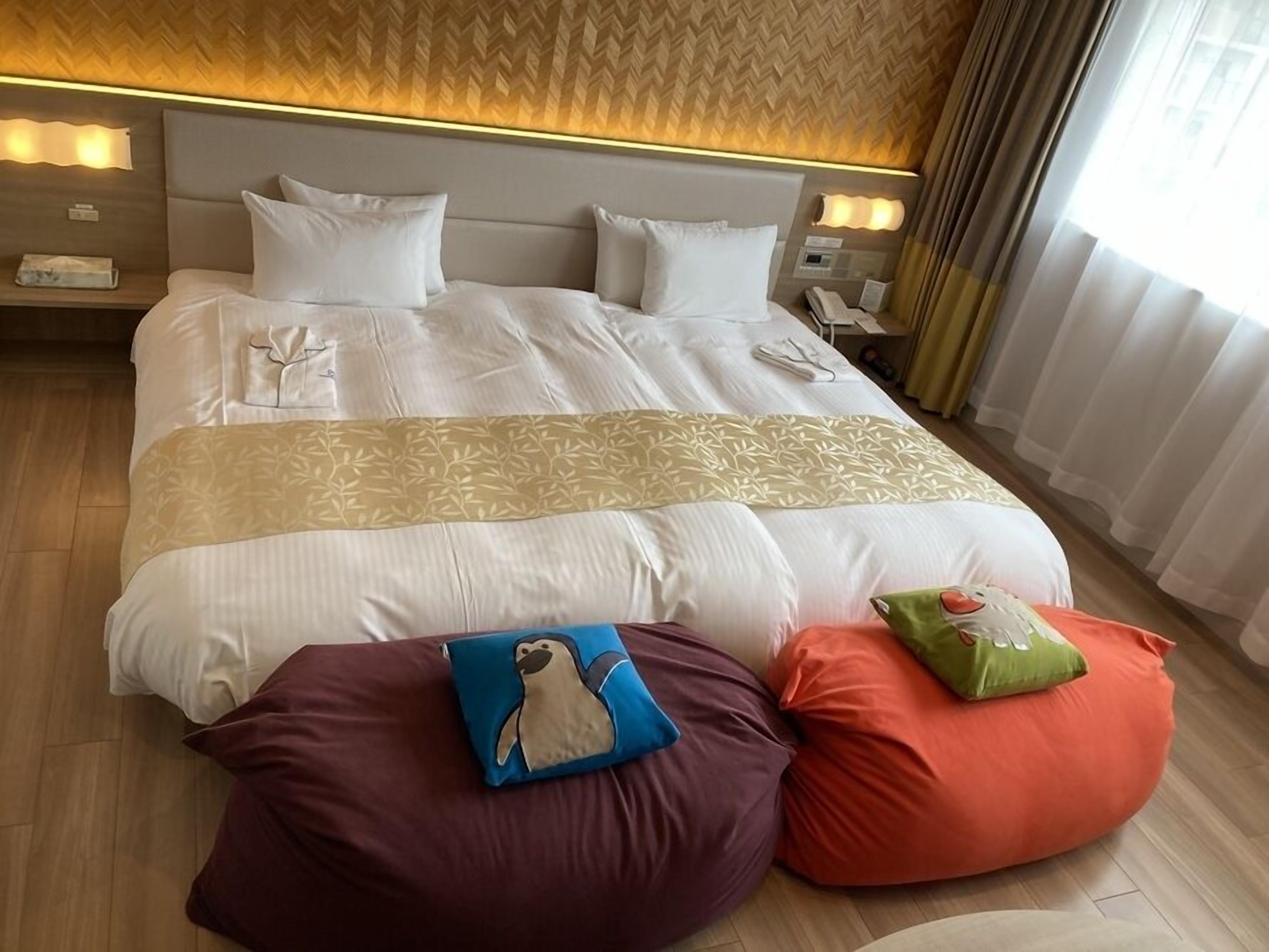 Free WiFi, bed sheets