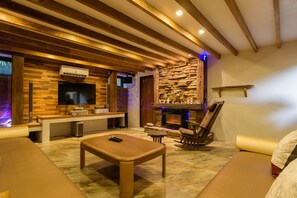 5 Bedroom Villa | Wohnzimmer | Flachbildfernseher