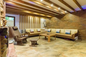 5 Bedroom Villa | Wohnzimmer | Flachbildfernseher