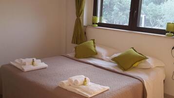 Escritorio y cunas gratuitas