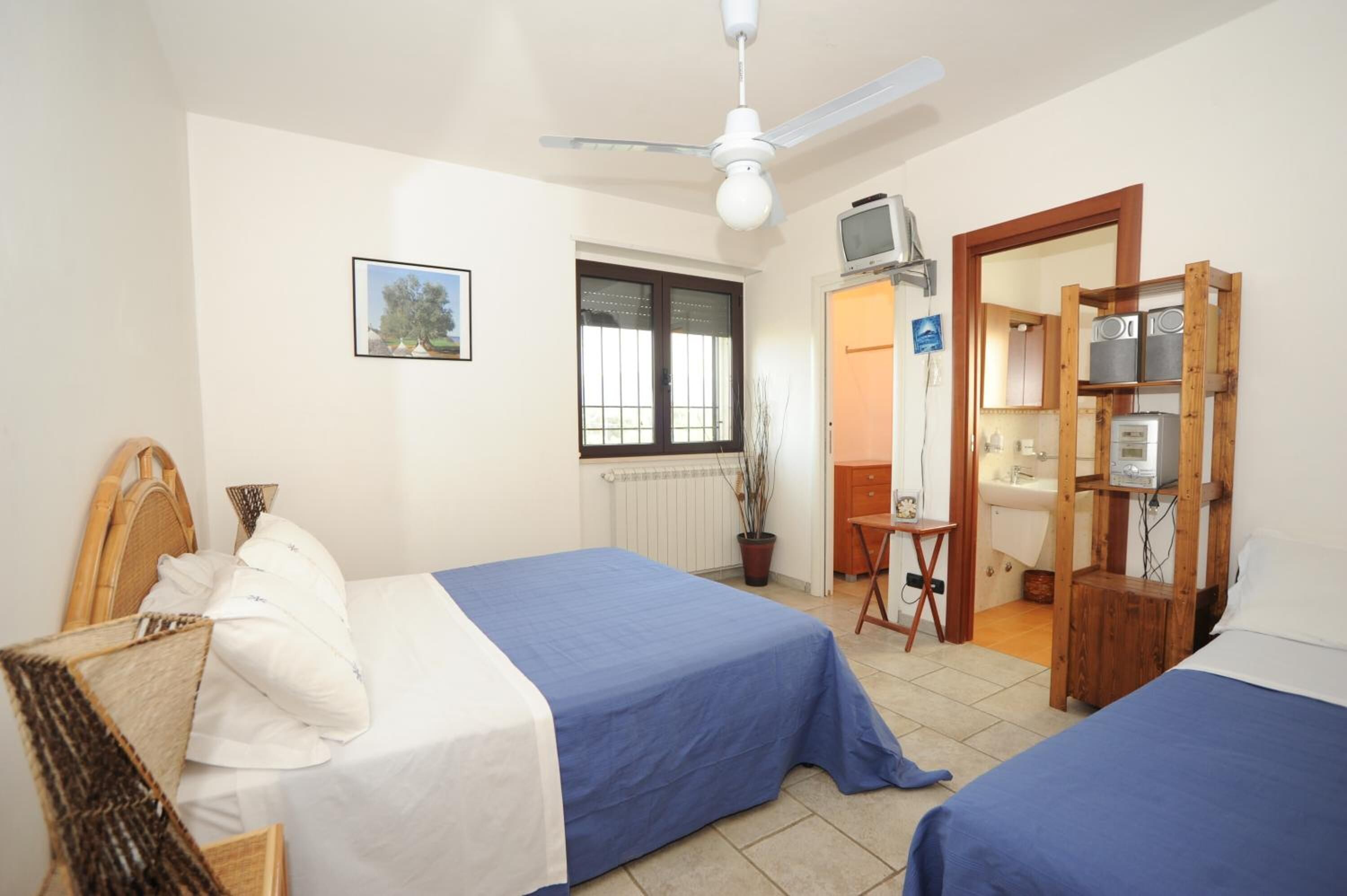 Schreibtisch, kostenlose Babybetten