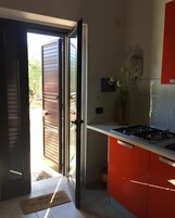 Combined shower/tub, free toiletries, hair dryer, towels