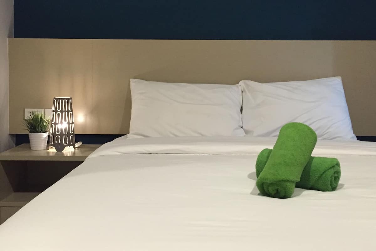 1 bedroom, desk, blackout drapes, WiFi (free)