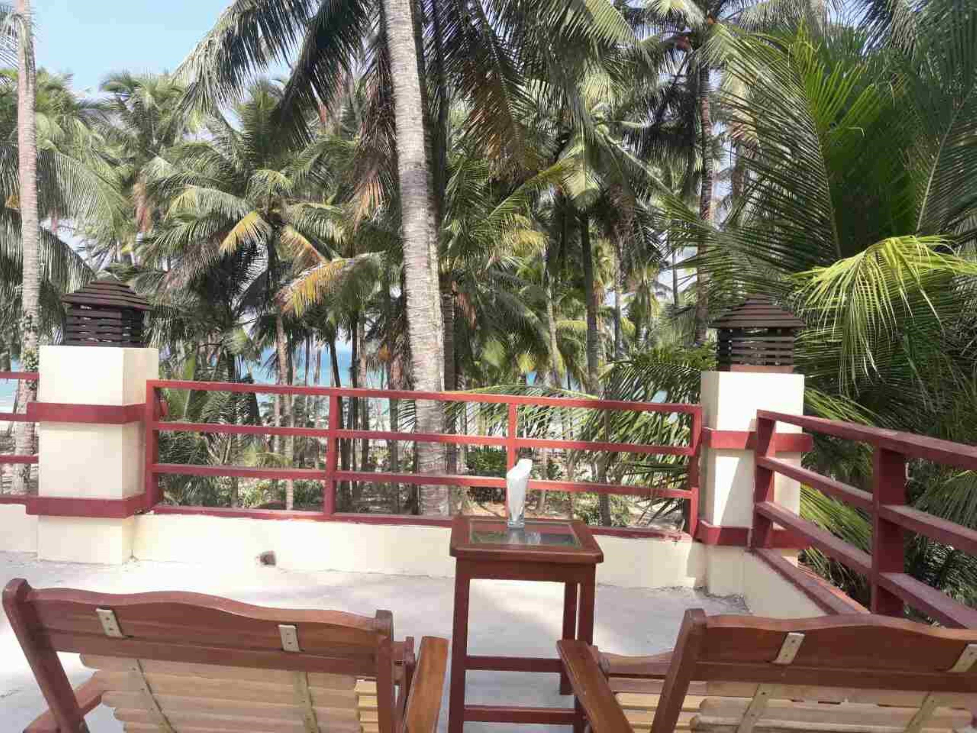 Se sirven desayunos, comidas y cenas con vista a la playa 