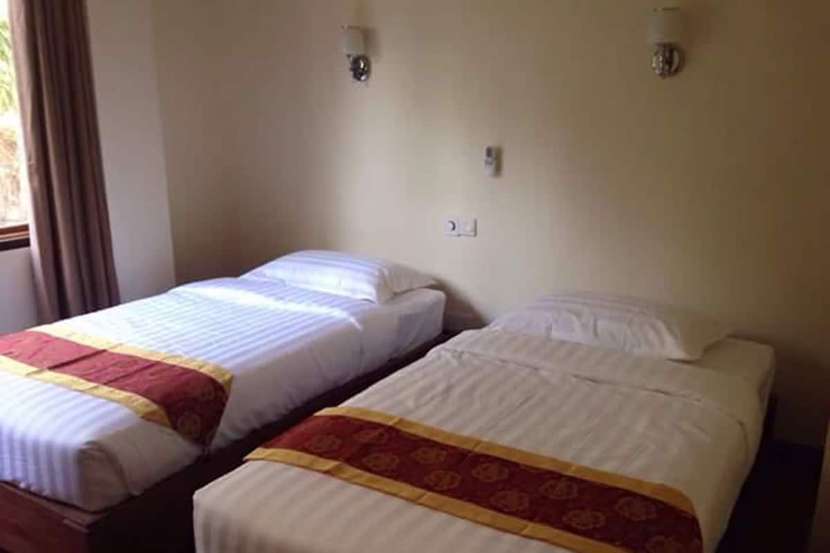 Standard Room | In-room safe, desk, soundproofing, WiFi (free)