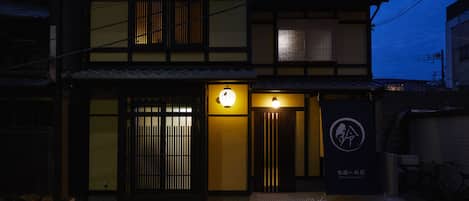 Voorkant accommodatie - avond/nacht