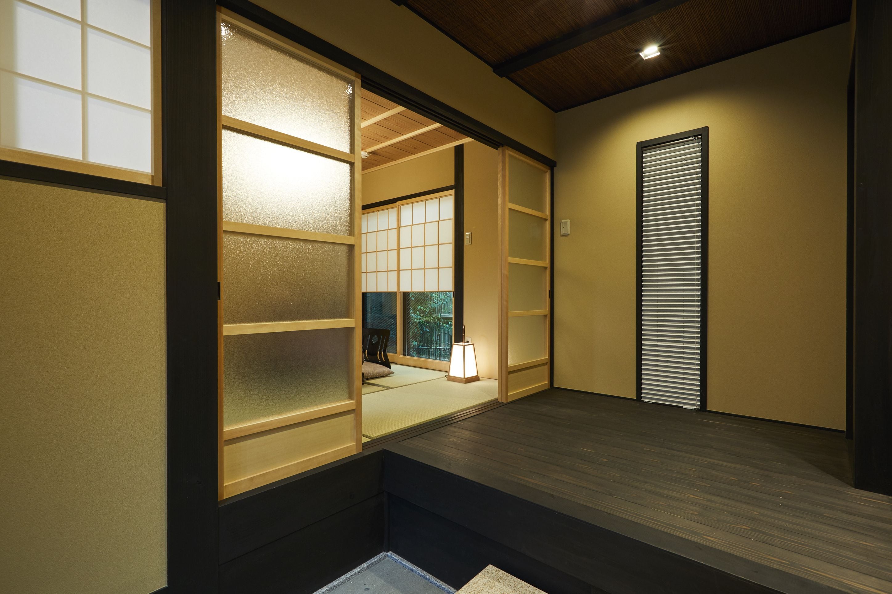 客房內保險箱、書桌、免費無線上網、床單