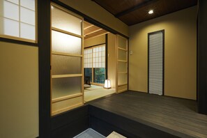 房內夾萬、書桌、免費 Wi-Fi、床單