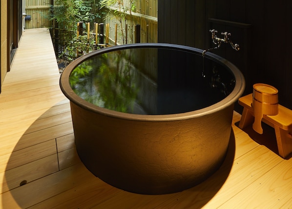 Separate tub and shower, deep soaking tub, free toiletries, hair dryer