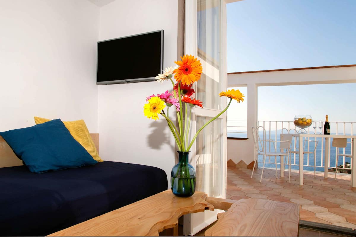 Panoramic Double Room, 2 Bedrooms, Non Smoking, Sea View | Meja, kalis bunyi, katil bayi/kot (surcaj), katil bayi mudah alih