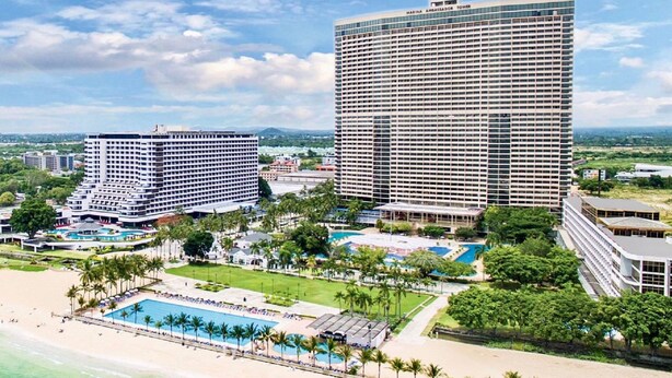 A resort with multiple buildings, a large pool, and a beach. - Ambassador City Jomtien Pattaya - Marina Tower Wing (Sattahip)