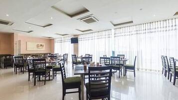 Lunch and dinner served, international cuisine