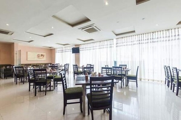 Lunch and dinner served, international cuisine