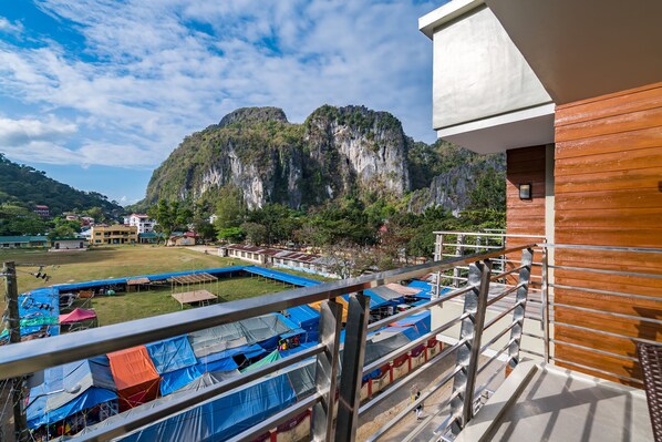 デラックス ルーム クイーンベッド 1 台 バルコニー | バルコニー