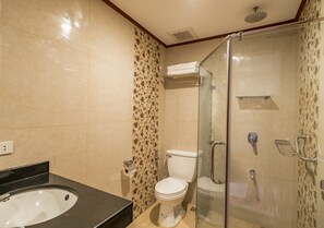 Shower, free toiletries, hair dryer, bidet - Coral Cliff Hotel (El Nido)