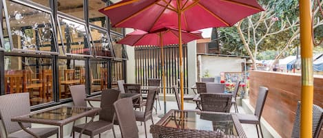 Déjeuner, dßner et souper servis sur place, restaurant en plein air