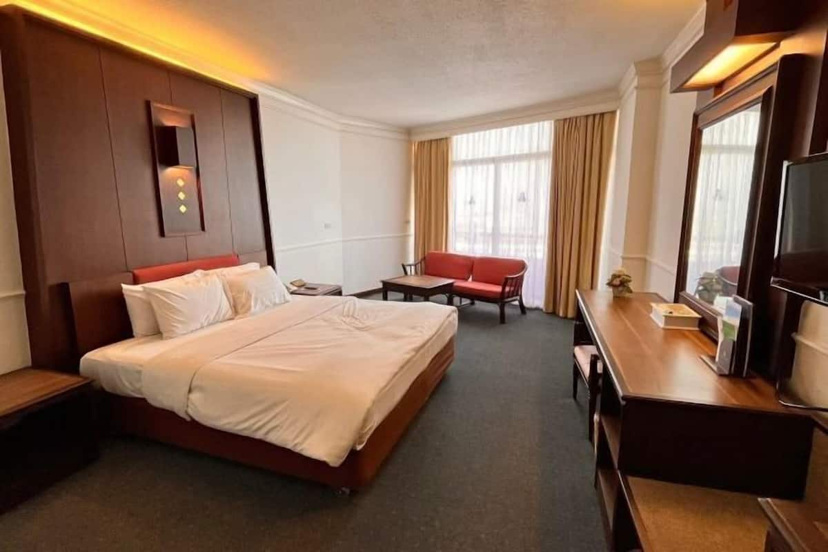 In-room safe, blackout curtains, free WiFi, bed sheets