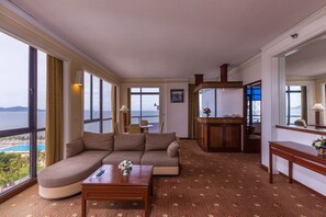 Suite Grand | Área de sala de estar | Televisión 