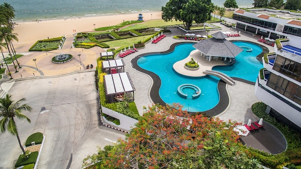 A resort with a large swimming pool, beach access, and a view of the ocean. - Ambassador City Jomtien Pattaya - Ocean Wing (Sattahip)